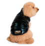 Vista lateral de Perro modelo sentado con Liu·Jo Chaqueta Plumas Bombello Lux color negro