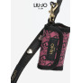 Vista de formas de utilizar el mosquetón o enganche del Liu·Jo Porta Bolsas monogram color Rose/Animalier